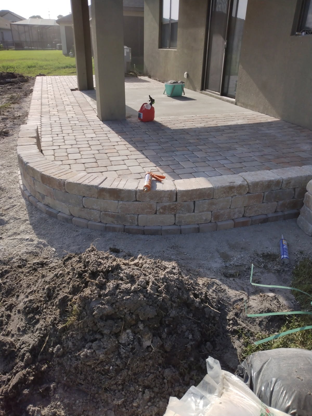 Paver patio with curved retaining wall accent